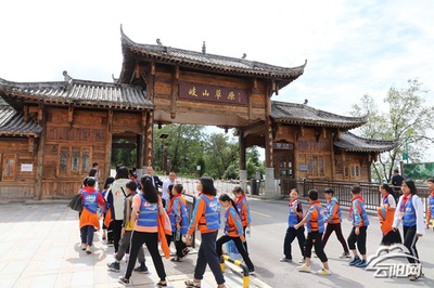 團縣委組織學生開展研學旅行活動 讓學生學在路上，研學旅行助成長